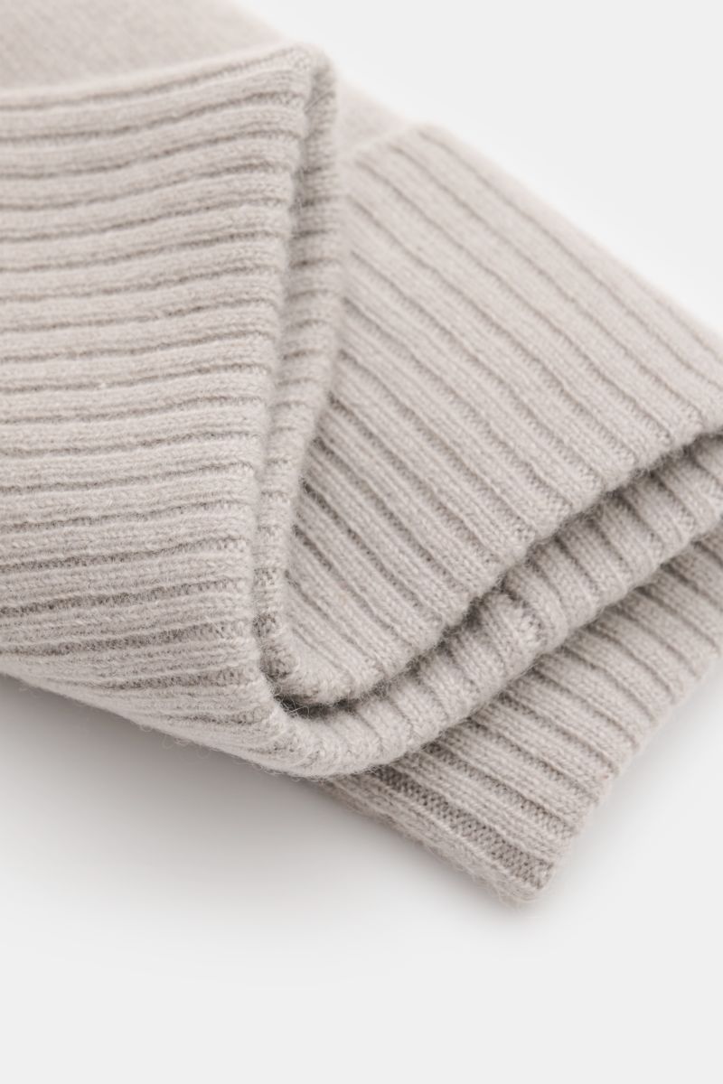 Nahaufnahme der 04651/ A trip in a bag Cashmere Mütze taupe aus reinem Cashmere mit feinem Strickbild und Umschlag in Rippstrick.