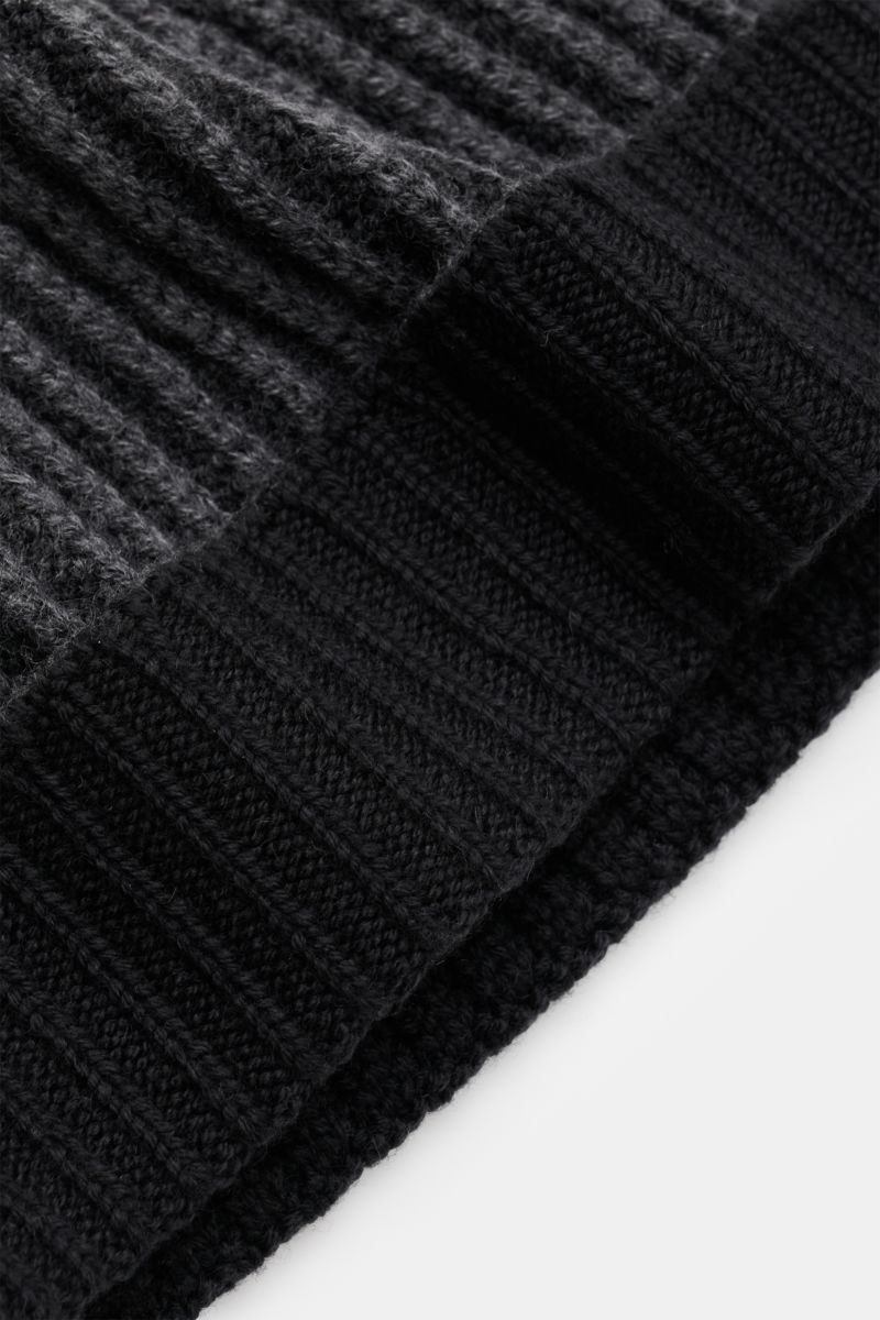 04651/ A trip in a bag Wollmütze 'Foggy Hat' schwarz, aus reiner Wolle mit weichem Griff und Rippstrickmuster, Nahaufnahme von oben.