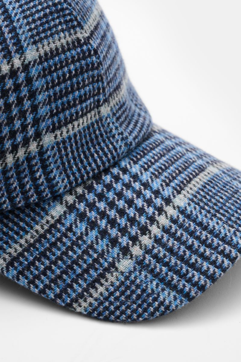 Close-up front-side view of the 04651/ A trip in a bag Baseball cap 'Check' smoky blue/black/light grey checked with classic glen check pattern.

This autumn, don’t leave home without this stylish baseball cap by label 04651/ A TRIP IN A BAG: Its class