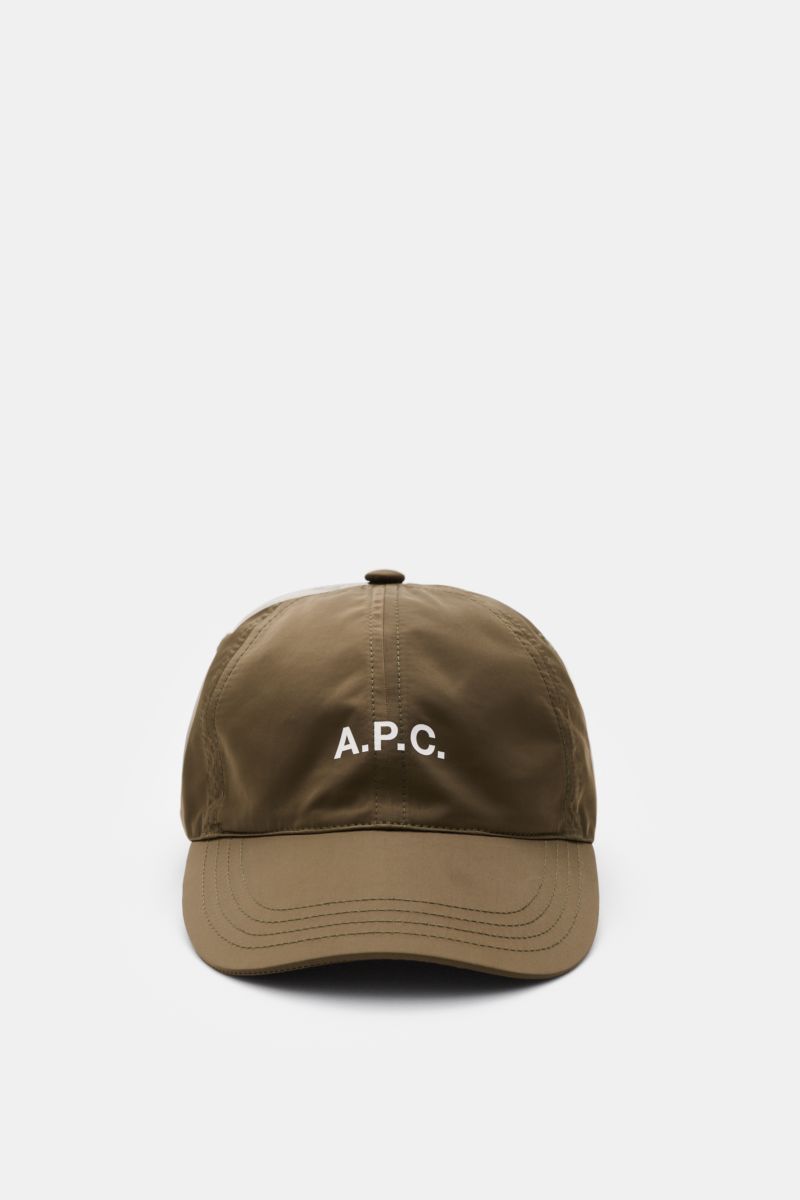 A.P.C. Baseball-Cap 'Charlie' khaki shown from the front in a clean, classic six-panel design with logo print, made of lightweight, high-quality microfiber with an adjustable closure. Lässiger Urban Style aus Paris: Die Baseball-Cap 'Charlie' aus leich
