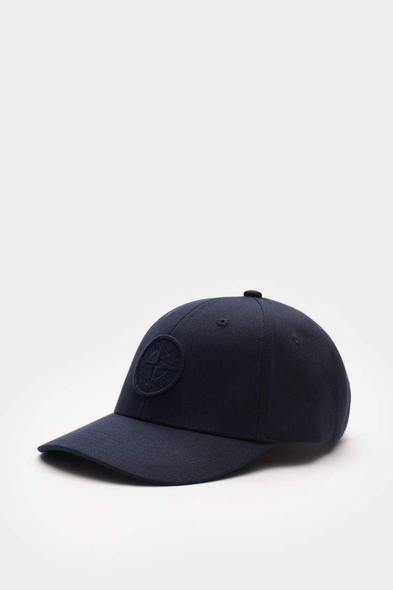 Stone Island Baseball-Cap navy aus reiner Baumwolle, seitlich fotografiert, mit gebogenem Schirm, tonalem Kompass-Stitching und verstellbarem Verschluss.