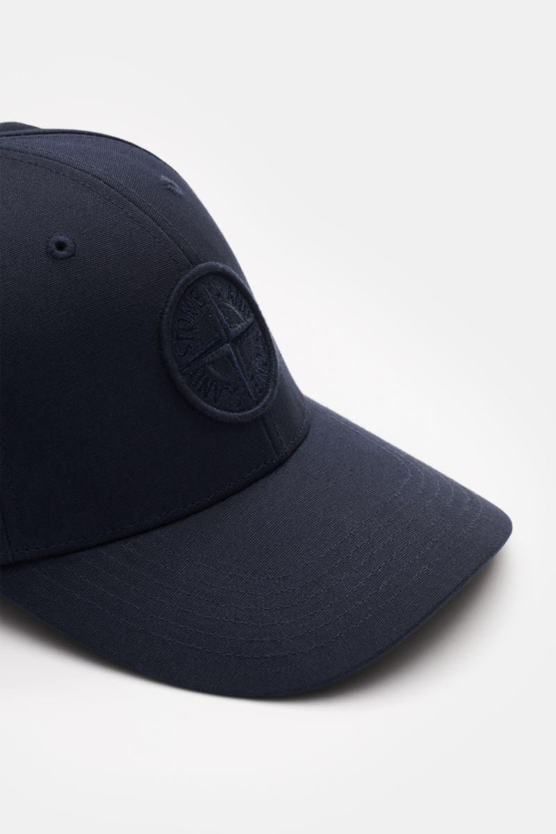 Stone Island Baseball-Cap navy aus reiner Baumwolle, seitlich von vorne mit gebogenem Schirm und tonalem Kompass-Stitching, verstellbar.