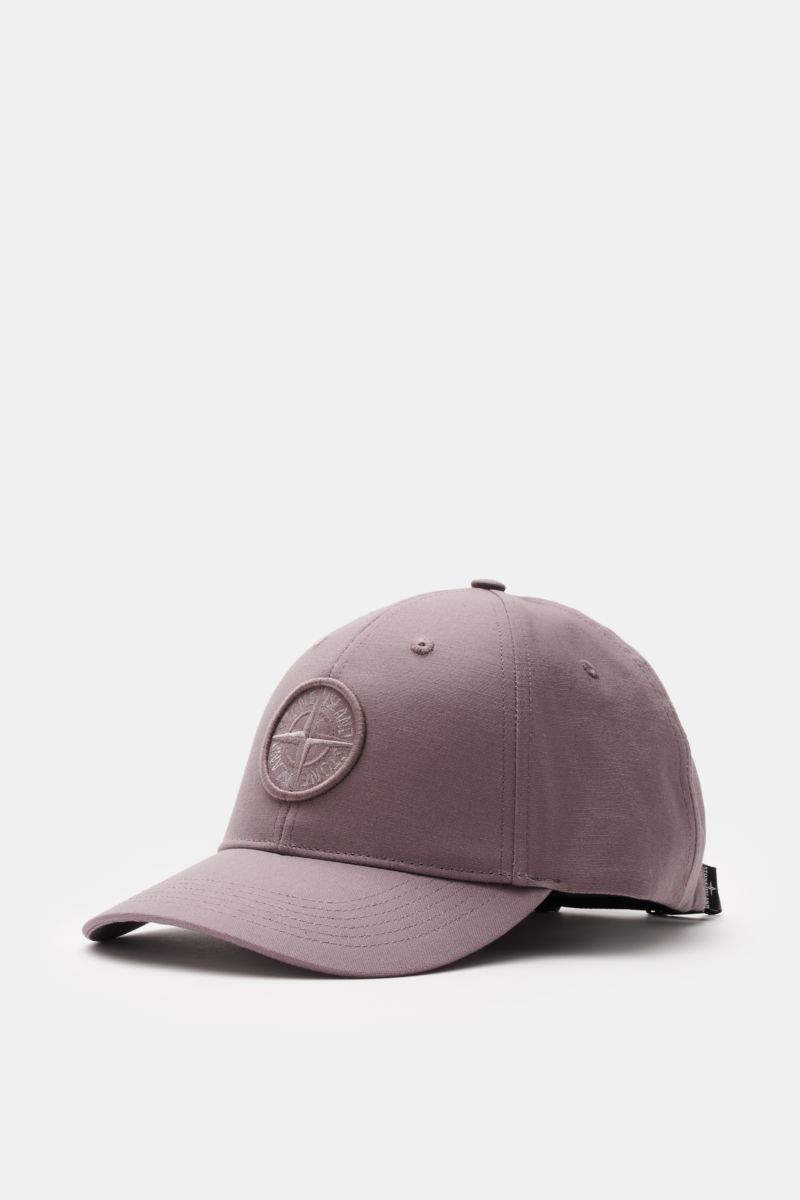 Stone Island Baseball-Cap violett shown from a front-side angle, made of pure cotton with a curved brim and tonal compass stitching, adjustable closure, lightweight textured fabric, sporty style with stitched logo.
