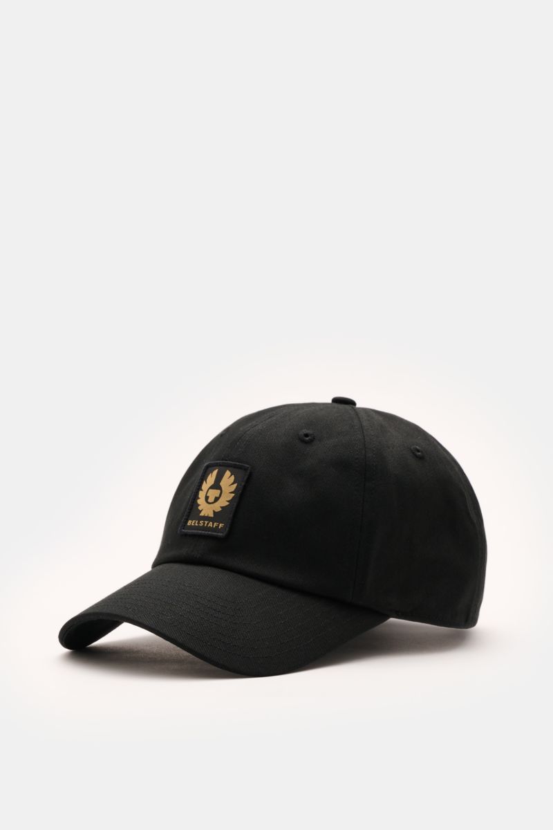 Belstaff Baseball-Cap schwarz aus robuster Baumwolle mit Köperstruktur, BELSTAFF-Weblabel vorne, verstellbarer Verschluss, seitliche Perspektive.