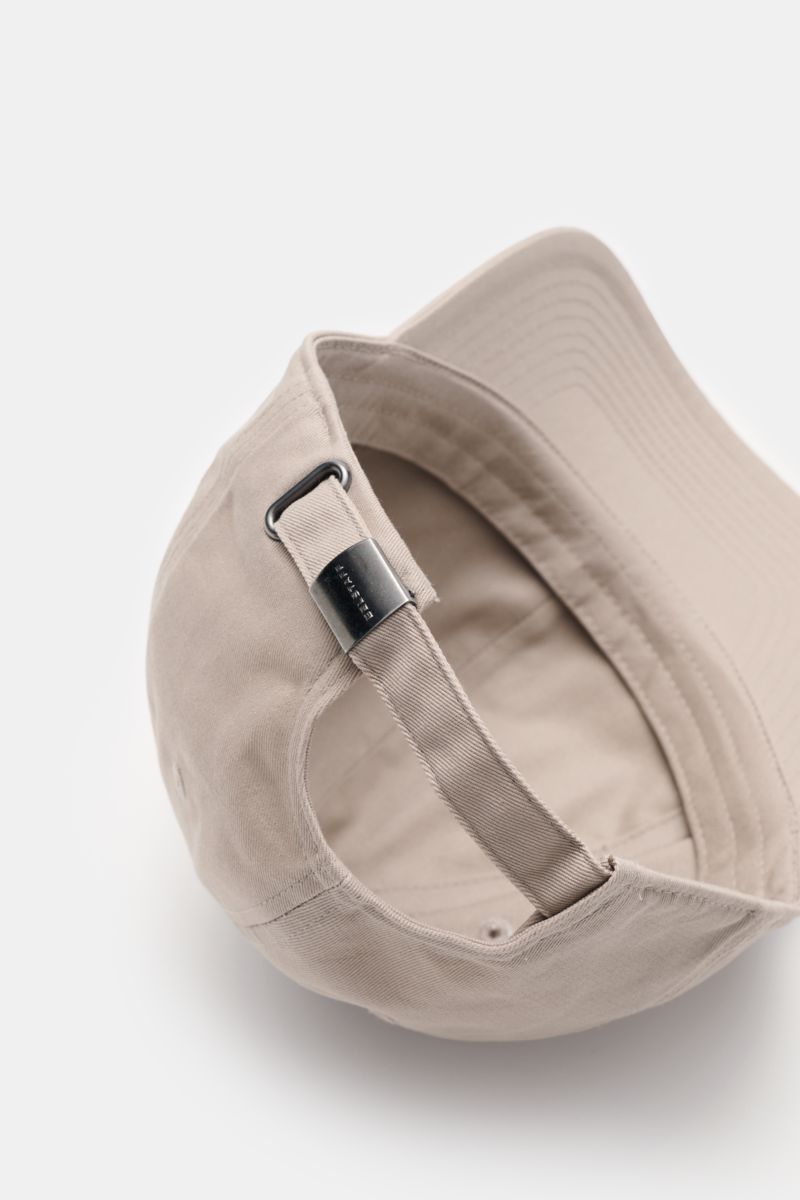 Belstaff Baseball-Cap taupe aus reiner Baumwolle mit robuster Köperstruktur, verstellbarem Verschluss und BELSTAFF-Weblabel, Rückansicht.