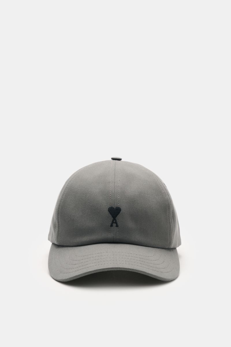 Ami Paris Baseball-Cap dunkelgrau aus reiner Baumwolle, frontal fotografiert, mit weichem Griff, gebogenem Schirm, schwarzem Herz-Logo und verstellbarem Verschluss.