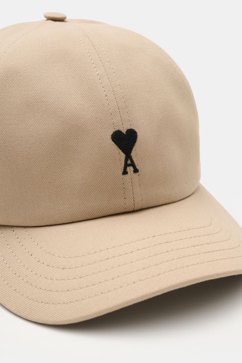 Ami Paris Baseball-Cap beige shown from a close-up front angle, made of pure cotton with a soft feel, curved brim, and black heart logo embroidery.

A french affair: Diese Baseball-Cap aus reiner Baumwolle von AMI PARIS ergänzt Ihren Look stilvoll und 