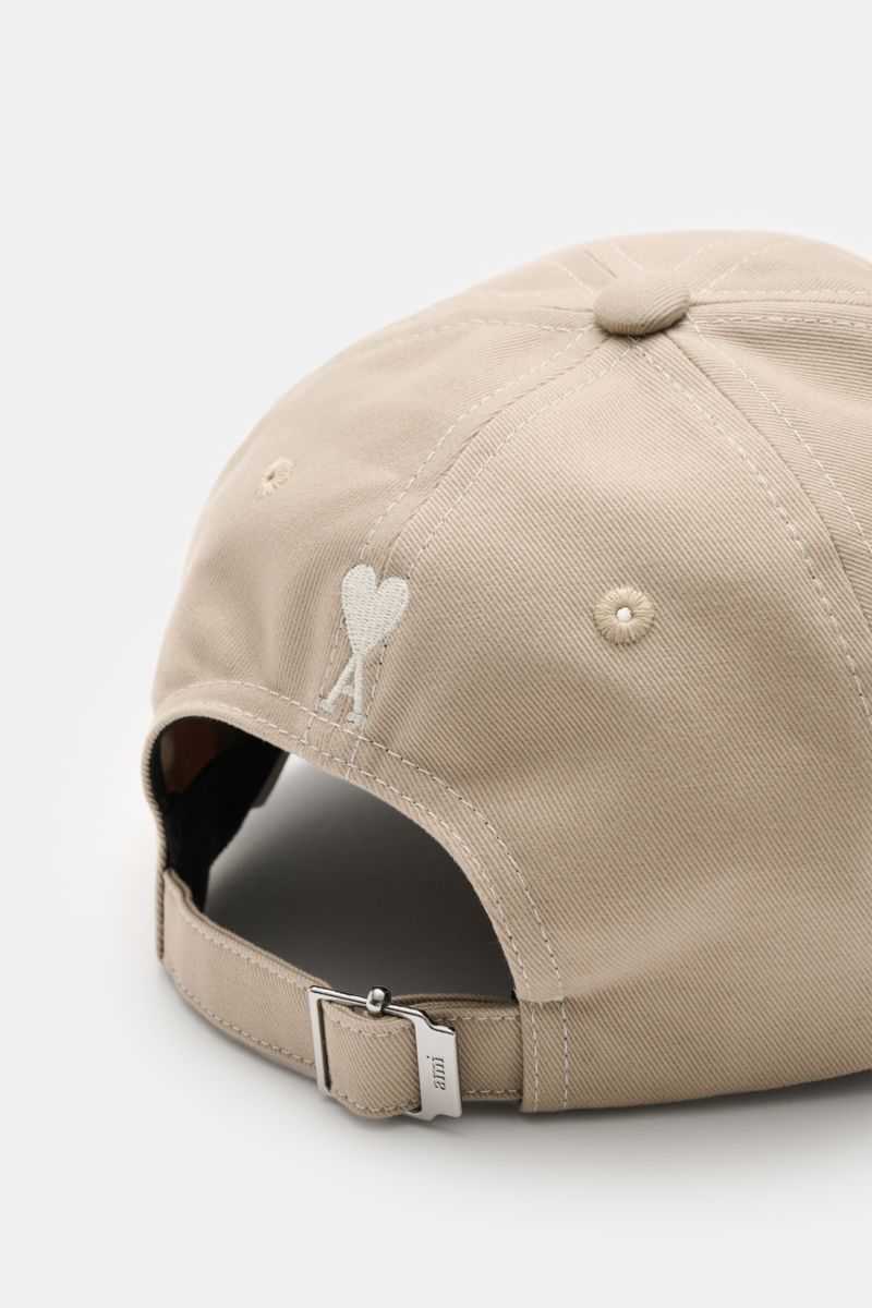 Rückansicht der Ami Paris Baseball-Cap beige aus reiner Baumwolle mit weichem Griff, gebogenem Schirm, verstellbarem Verschluss und Herz-Logo-Stitching.