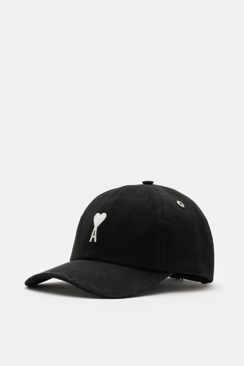 Ami Paris Baseball-Cap schwarz shown from front-left angle, made of pure cotton with soft feel, curved brim, contrasting white heart logo patch, and adjustable closure. 

A french affair: Diese Baseball-Cap aus reiner Baumwolle von AMI PARIS ergänzt Ih