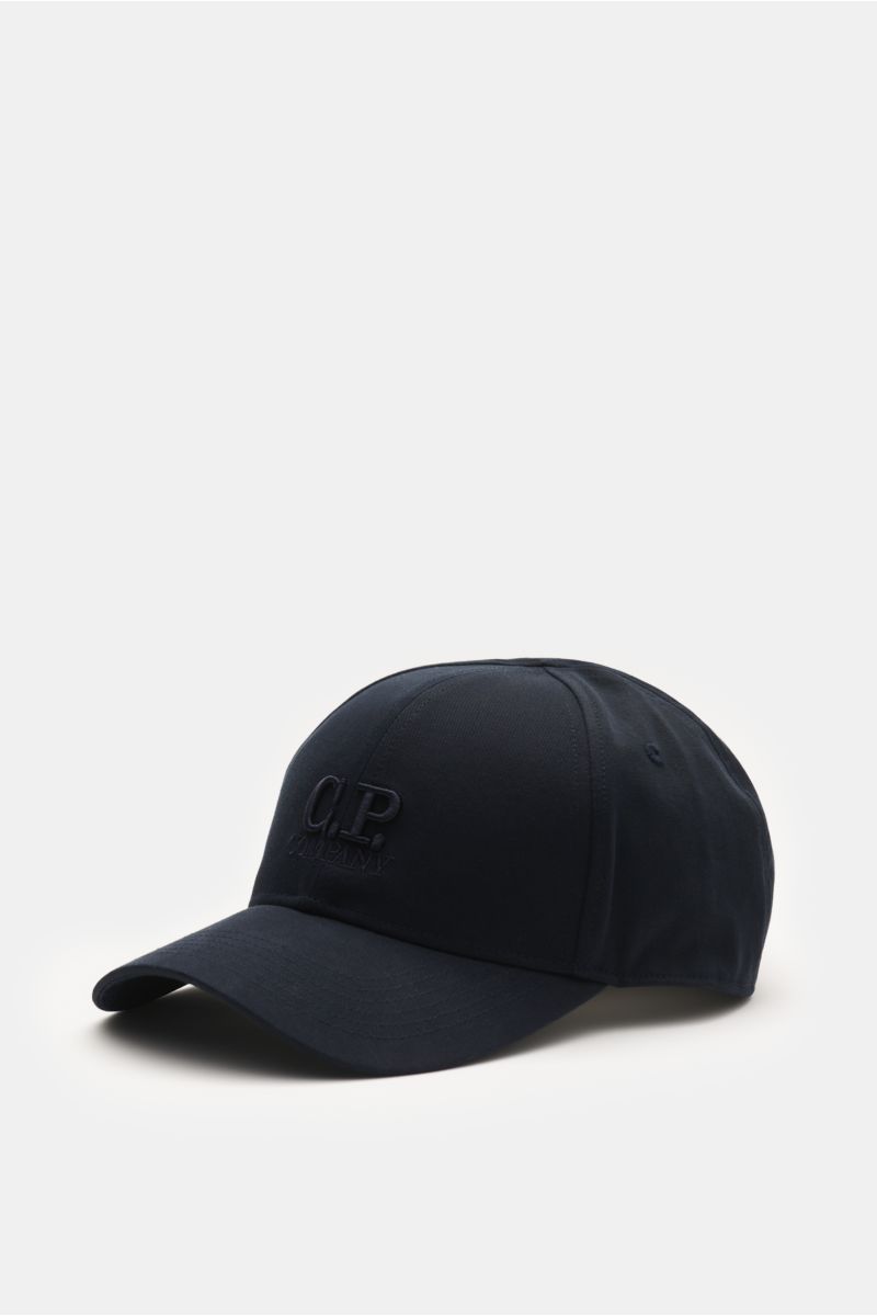 C.P. Company Baseball-Cap navy aus leichter, atmungsaktiver Baumwoll-Gabardine mit dreidimensionaler Stickerei, regulierbarer Schließe, seitliche Perspektive.