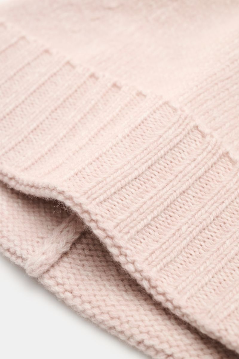 Close-up side angle of the 04651/ A trip in a bag Beanie 'Mouline Hat' rose mottled showing its wide turn-up and soft wool-cashmere knit.

Stylish all winter long: Create comfortable yet stylish outfits even on cold days with this luxurious beanie in a