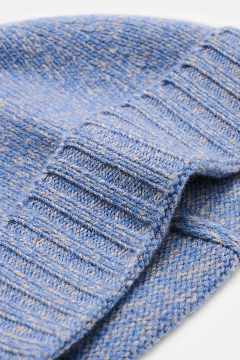 04651/ A trip in a bag Mütze 'Mouline Hat' rauchblau/beige meliert, Detailaufnahme von oben, weicher Woll-Cashmere-Mix, breiter Umschlag.