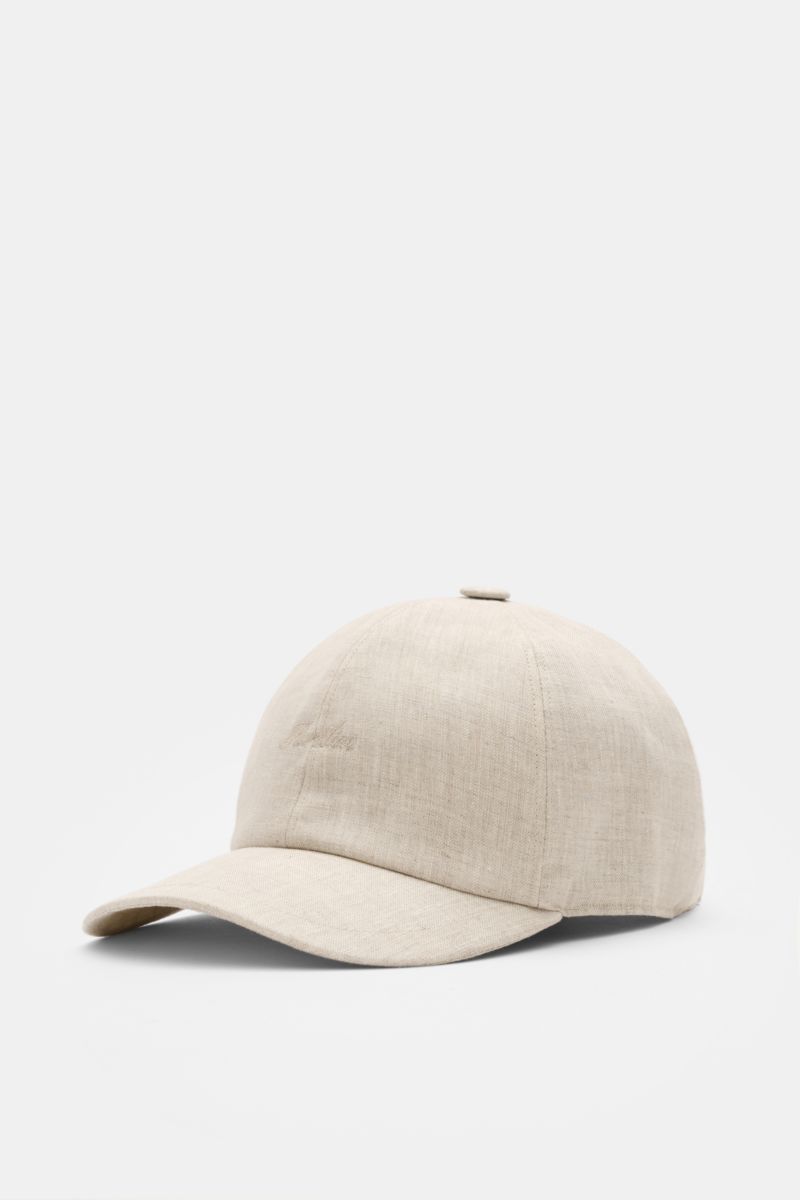Aurélien Baseball-Cap beige aus reinem Leinen, Six-Panel-Stil, gebogener Schirm, tonales Logo-Stitching, Baumwollfutter, leicht griffig, seitliche Perspektive.