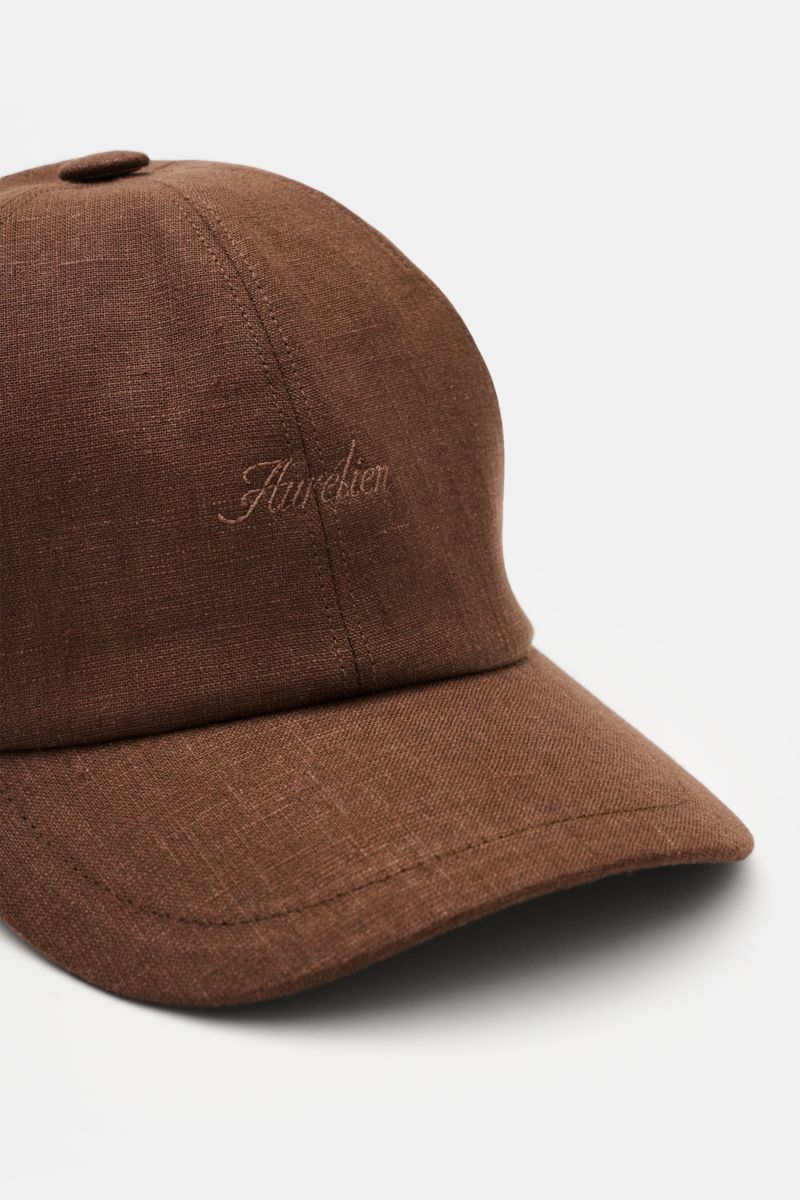 Aurélien Baseball-Cap dunkelbraun aus reinem Leinen, Six-Panel-Stil, gebogener Schirm, tonales Logo-Stitching, Baumwollfutter, leichte griffige Haptik, Nahaufnahme schräg von vorn.