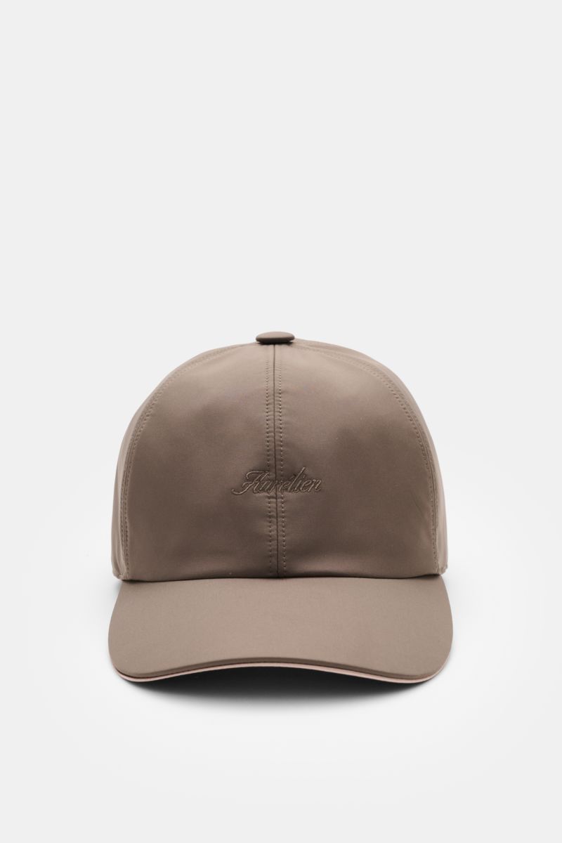 Aurélien Baseball-Cap taupe in Frontansicht, sportive Eleganz, Microfaser, geschmeidig, Six-Panel, tonales Logo-Stitching.