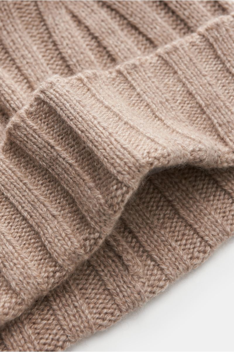 von Braun Cashmere Mütze beige meliert aus reinem mongolischem Cashmere, feines Rippstrickmuster, schmaler Umschlag, weicher Griff, Nahaufnahme schräg von oben