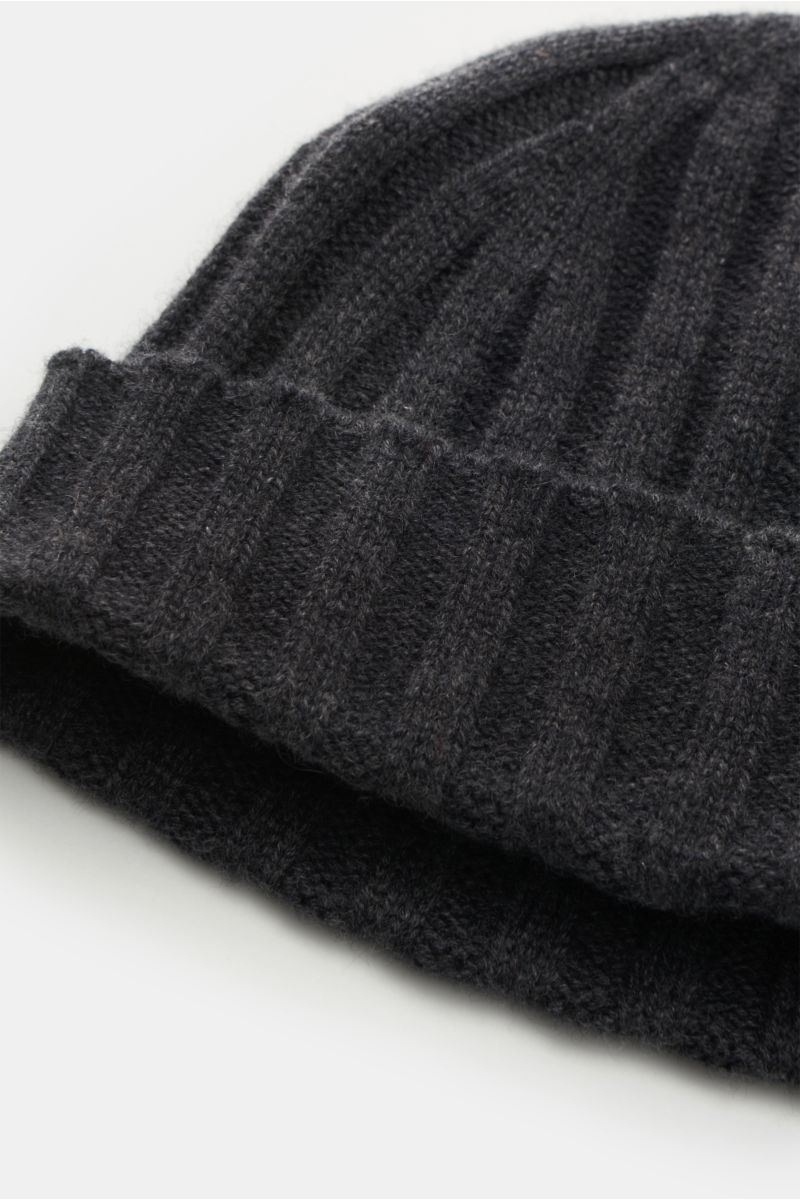 von Braun Cashmere Mütze anthrazit meliert, weich und fein gestrickt mit klassischem Rippmuster und schmalem Umschlag, Nahaufnahme von schräg oben