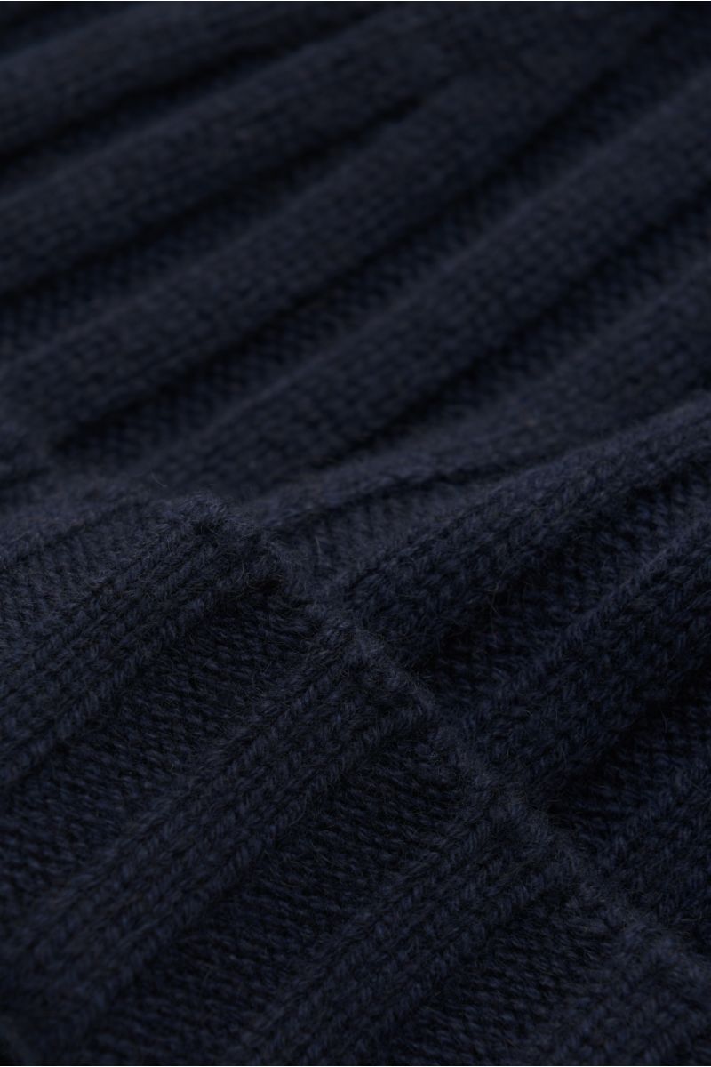 Nahaufnahme der von Braun Cashmere Mütze navy mit feinem Rippstrick, schmalem Umschlag und sehr weichem Griff aus reinem mongolischen Cashmere.
