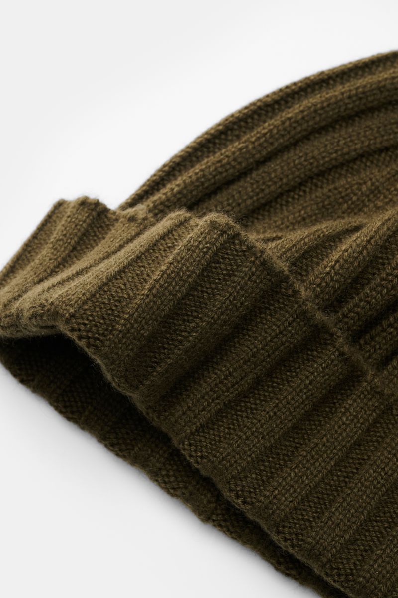 Nahaufnahme der von Braun Cashmere Mütze oliv aus reinem mongolischem Cashmere, feines Rippstrickmuster, schmaler Umschlag, sehr weicher Griff.
