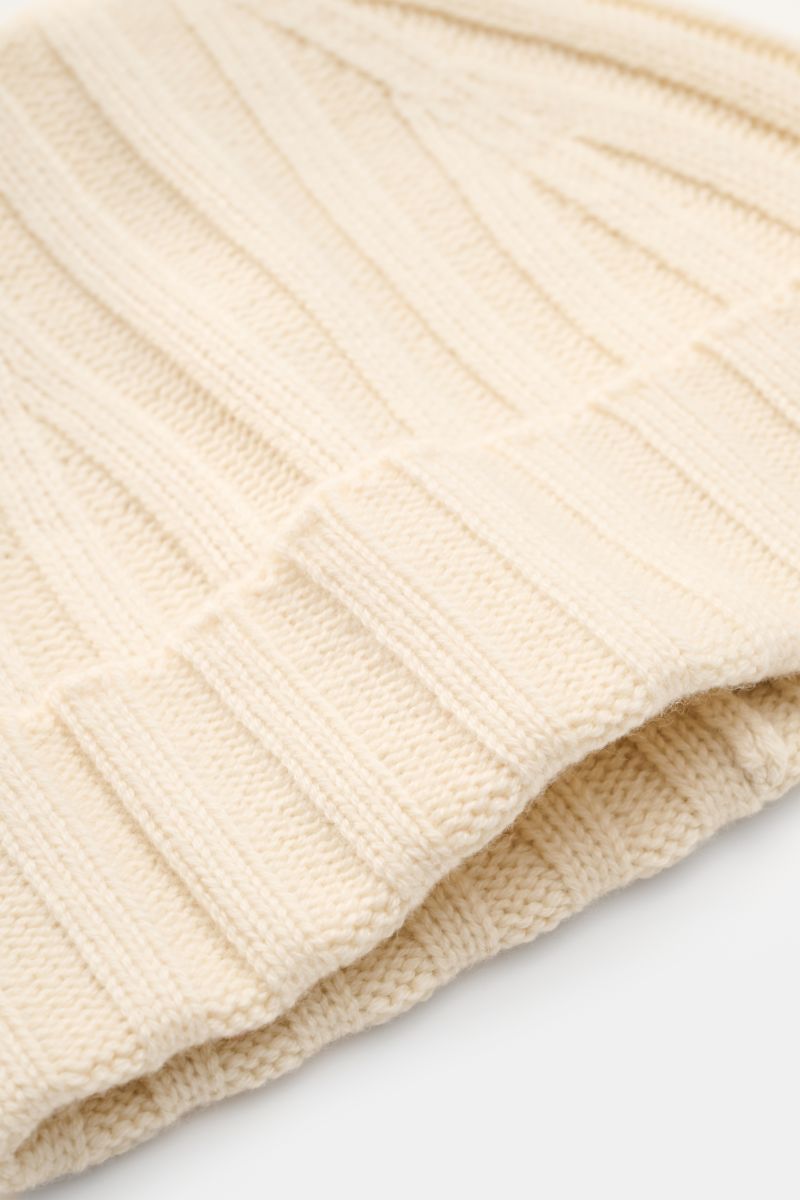von Braun Cashmere Mütze offwhite in Nahaufnahme von schräg oben, feines Rippstrickmuster, schmaler Umschlag, sehr weicher Griff, reiner mongolischer Cashmere