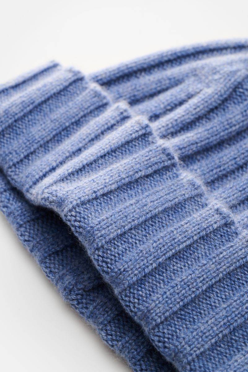 Nahaufnahme der von Braun Cashmere Mütze blau meliert mit klassischem Rippstrickmuster, schmalem Umschlag, feinem Strickbild aus weichem, reinem mongolischem Cashmere.