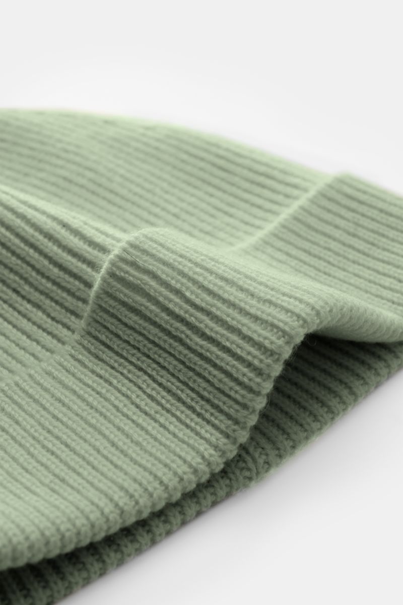 Nahaufnahme der von Braun Cashmere Mütze salbei aus reinem mongolischem Cashmere mit feinem Rippstrickmuster und schmalem Umschlag, sehr weich.