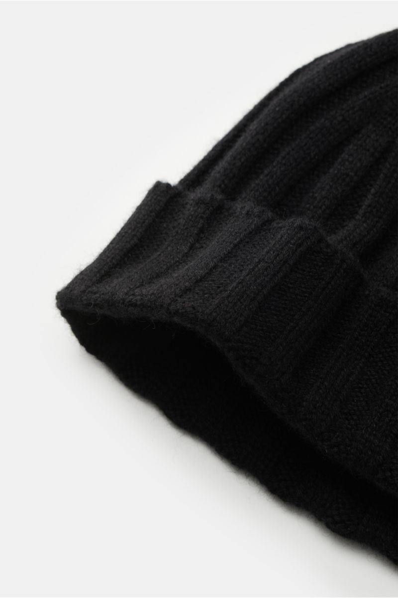 Close-up angled view of the von Braun Cashmere beanie black, showcasing pure cashmere, soft feel, fine rib knit, and small turn-up cuff.