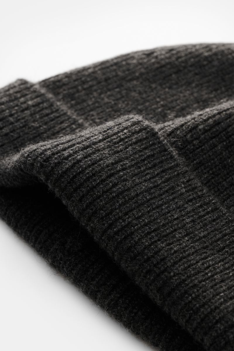 Nahaufnahme der von Braun Cashmere Mütze anthrazit meliert, weich gestrickt im klassischen Patentstrickmuster mit schmalem Umschlag.