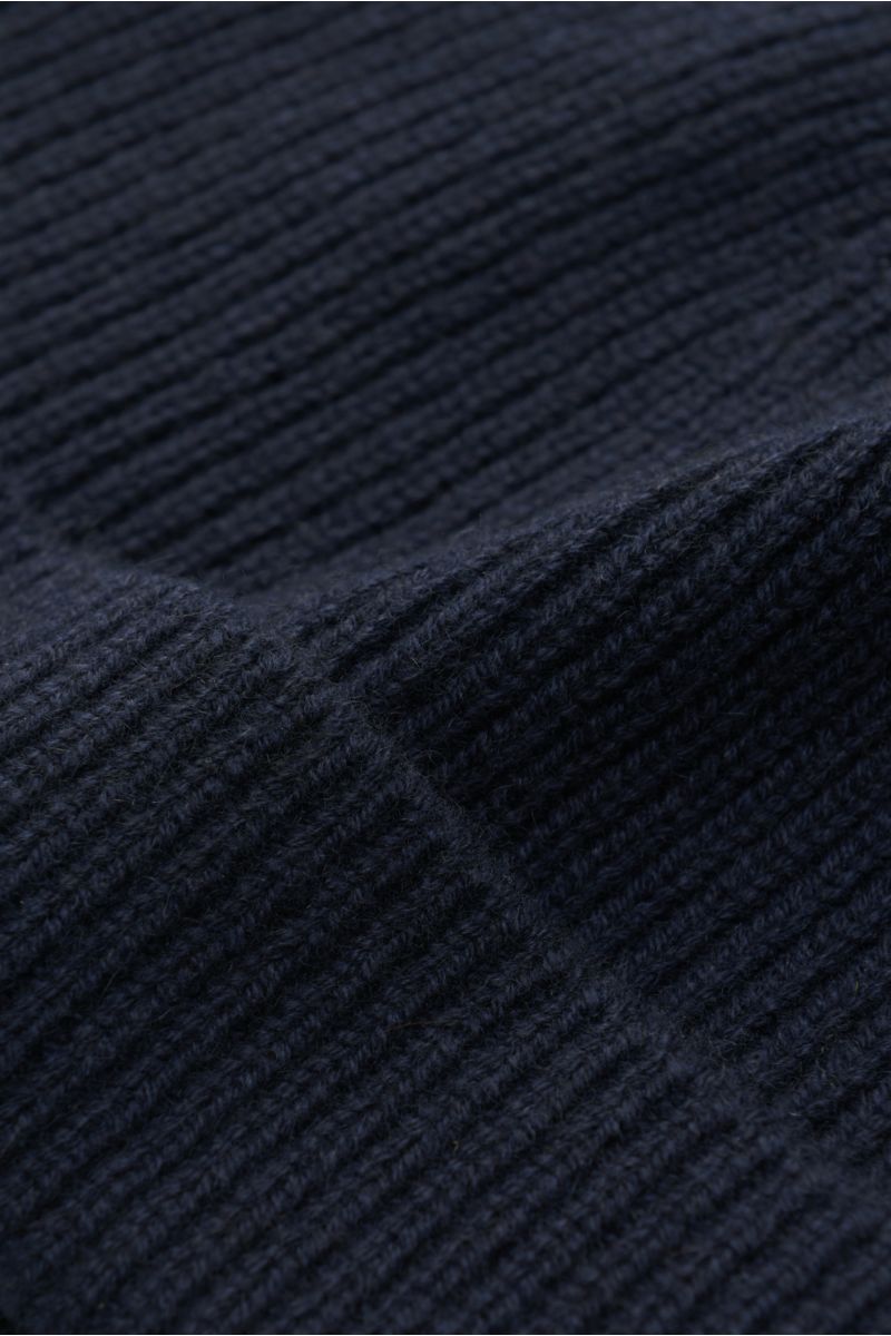 Close-up angled view of the von Braun Cashmere beanie navy showing fine brioche knit pattern, small turn-up, and soft pure cashmere fibers, perfect for winter coats or down jackets.