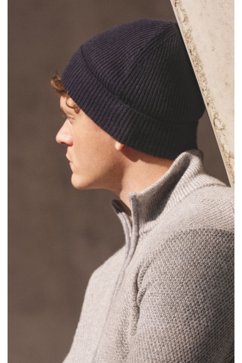 Seitenprofil eines Mannes mit schmalem Umschlag der von Braun Cashmere Mütze navy aus feinem Patentstrick, weichem Griff und reinem Cashmere.