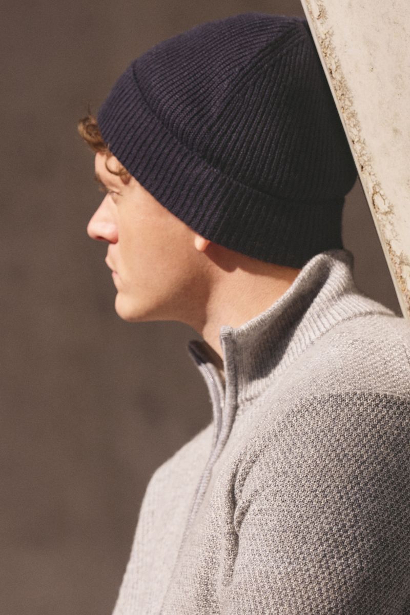 von Braun Cashmere Mütze navy in klassischem Patentstrickmuster, weicher Griff, schmaler Umschlag, seitliche Aufnahme am Modell mit grauem Pullover