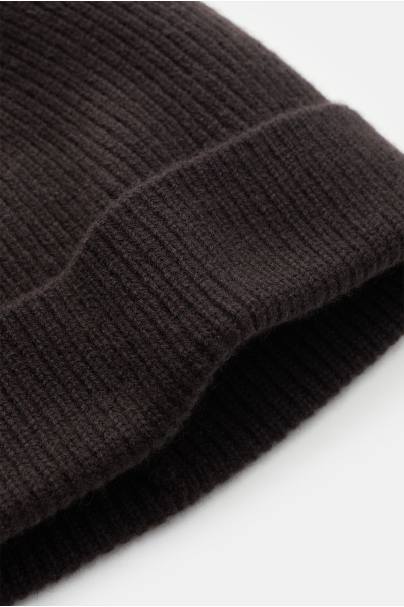 Close-up angled view of the von Braun Cashmere beanie dark brown showing its soft pure cashmere fabric, fine brioche knit pattern, and small turn-up edge. Wear it with a classic winter coat or high function down jacket: This soft VON BRAUN knitted beanie 