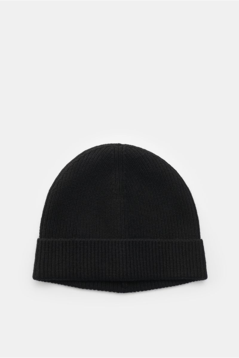 von Braun Cashmere beanie black shown from above on a white background, made of pure cashmere in a soft, fine brioche knit with a small turn-up. Wear it with a classic winter coat or high function down jacket: This soft VON BRAUN knitted beanie is made of