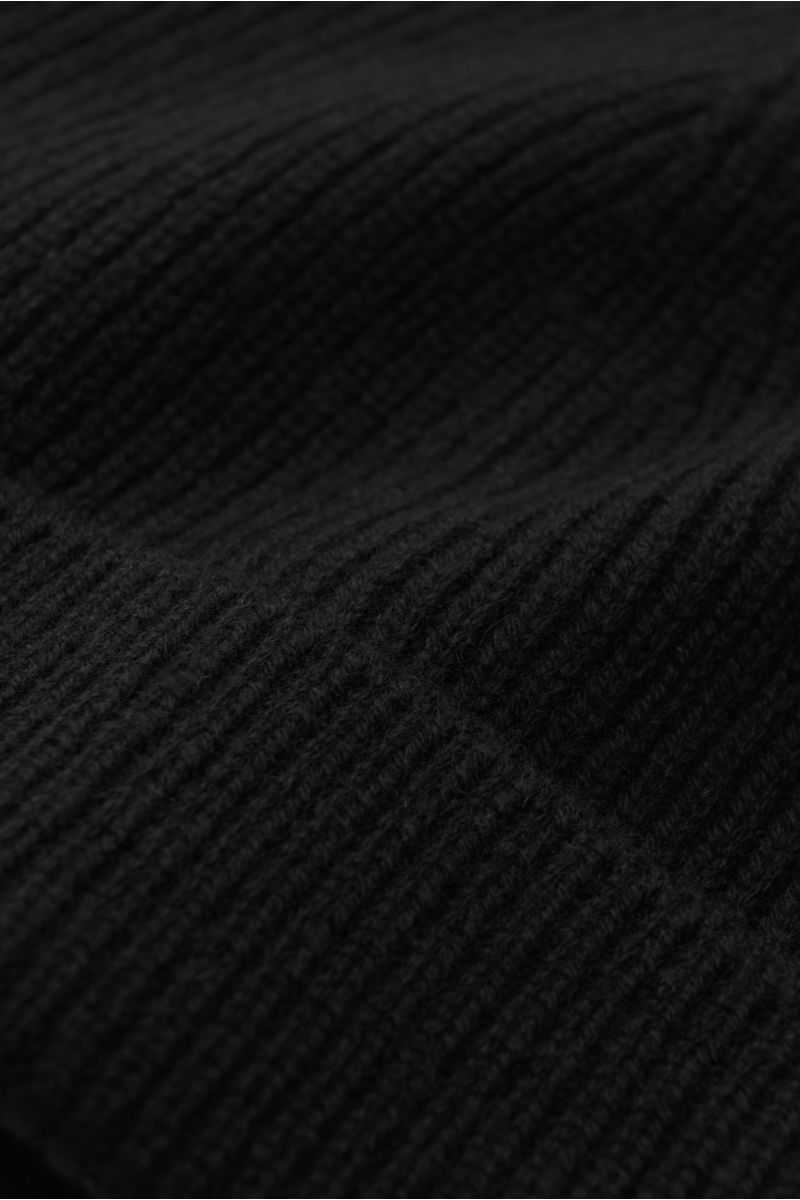 Close-up front angle of von Braun Cashmere beanie black showing fine brioche knit pattern, soft pure cashmere, and small turn-up.

Wear it with a classic winter coat or high function down jacket: This soft VON BRAUN knitted beanie is made of luxurious cas