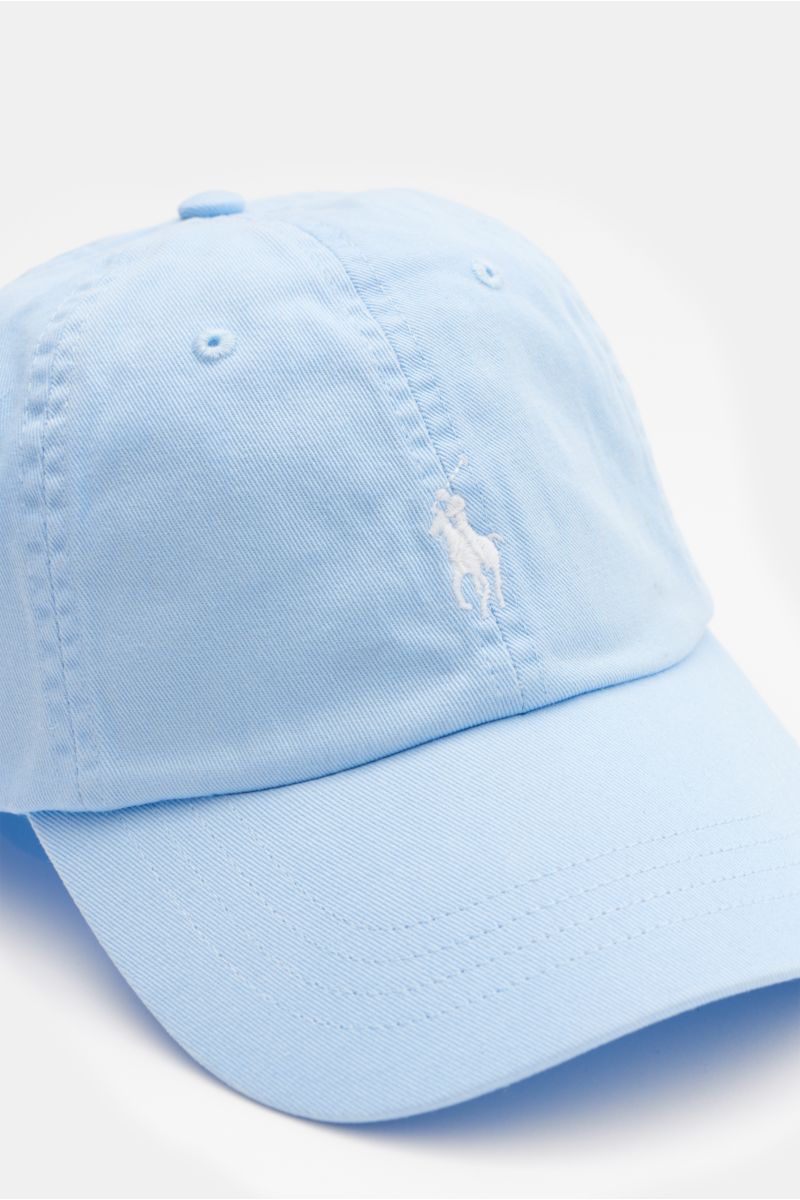Polo Ralph Lauren Baseball-Cap pastellblau aus reiner Baumwolle, leicht griffig, Sechs-Panel, gebogener Schirm, Logo-Stitching, verstellbar, seitliche Nahaufnahme.