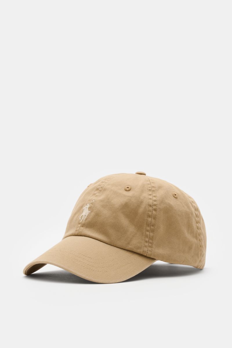 Beige Polo Ralph Lauren Baseball-Cap shown from a front-left perspective, featuring pure cotton, classic six-panel design, logo stitching on front, and adjustable closure. Lässige Looks: Die Baseball-Cap von POLO RALPH LAUREN überzeugt als vielseitiges Ac