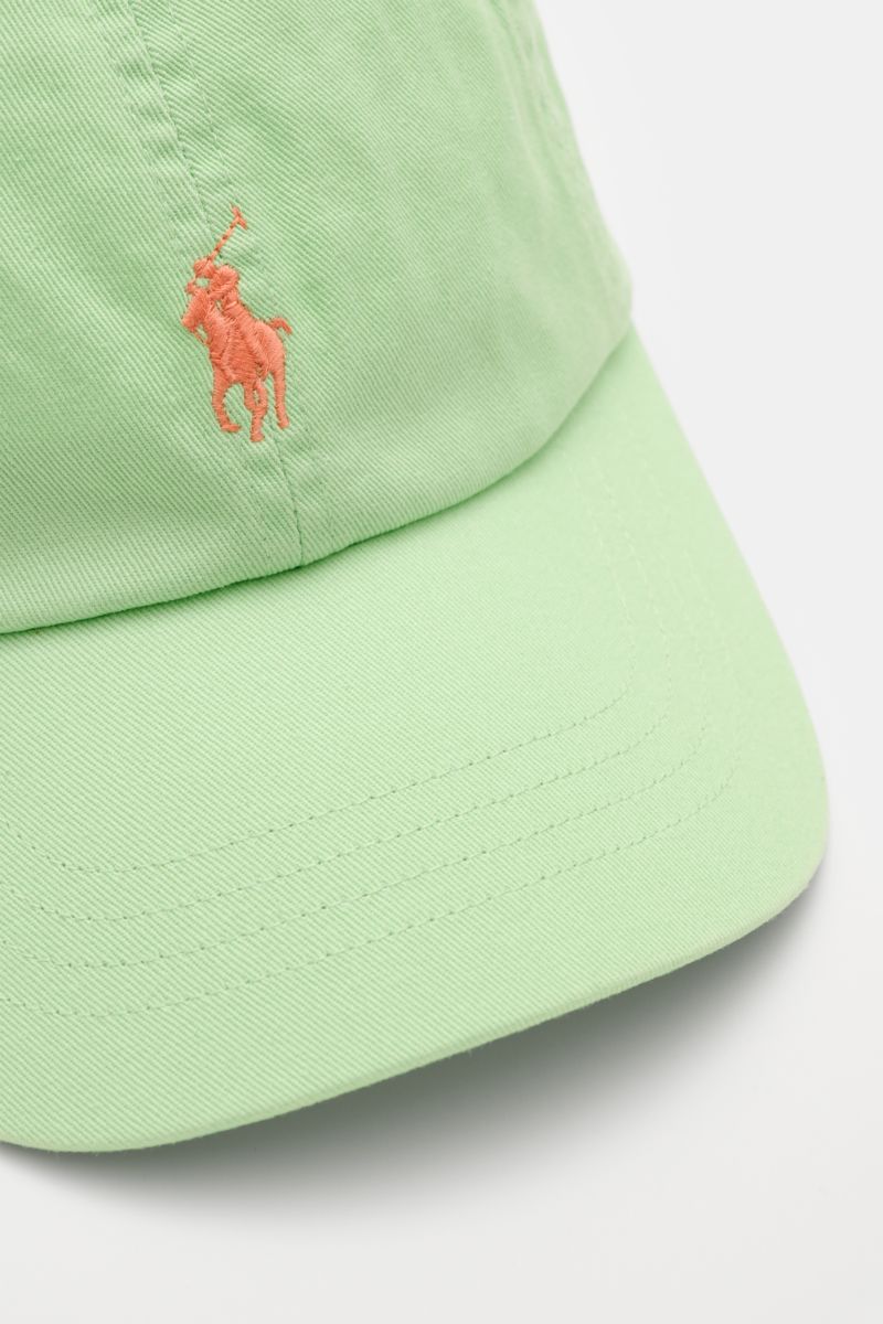 Polo Ralph Lauren Baseball-Cap hellgrün shown from a close-up front angle, made of pure cotton with a classic six-panel design, featuring logo stitching on the front and an adjustable closure. Lässige Looks: Die Baseball-Cap von POLO RALPH LAUREN überz