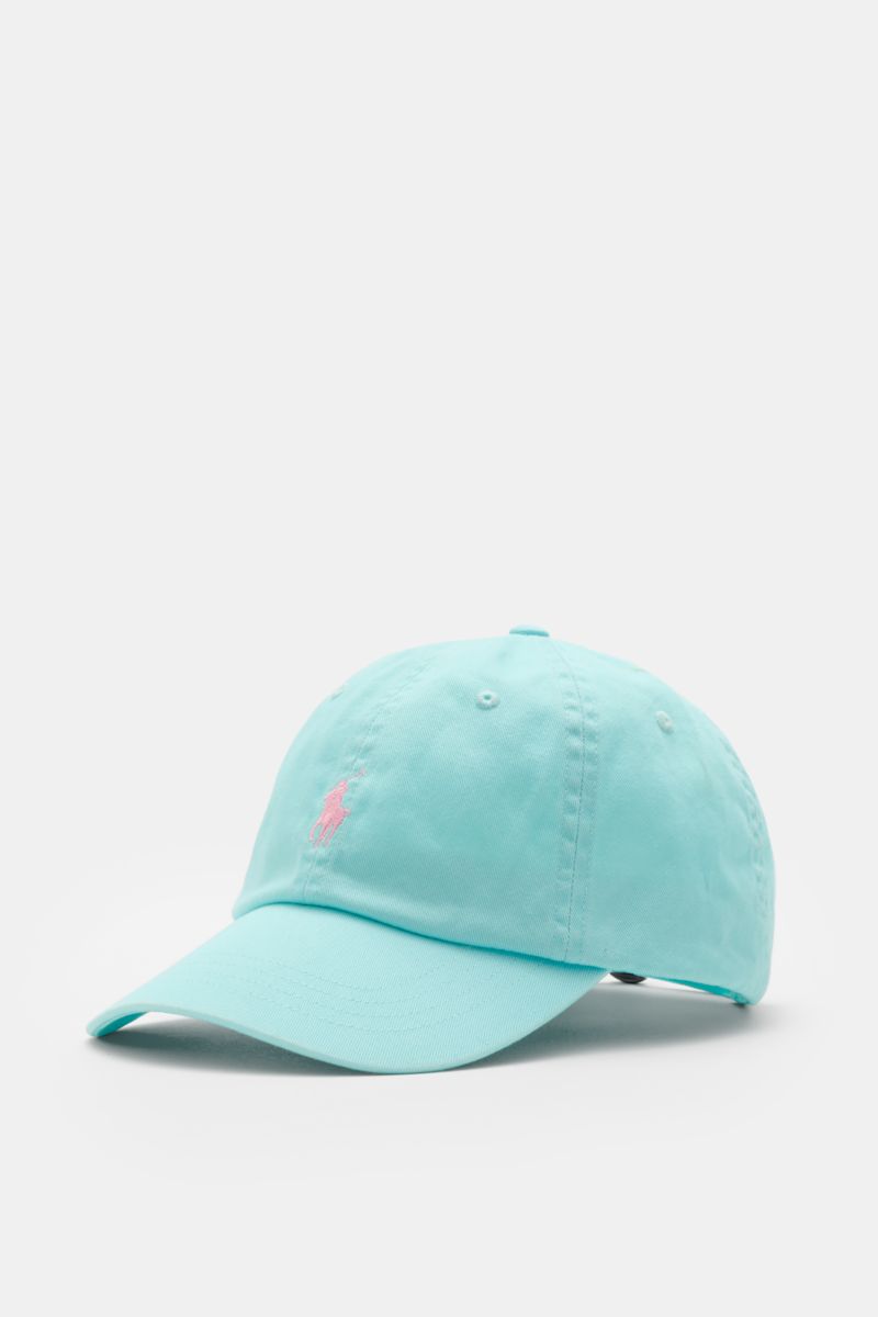 Polo Ralph Lauren Baseball-Cap hellblau shown from a front-side angle, made of pure cotton with classic six-panel design, logo stitching on front, and adjustable back closure; lässige looks: die Baseball-Cap von POLO RALPH LAUREN überzeugt als vielseitige
