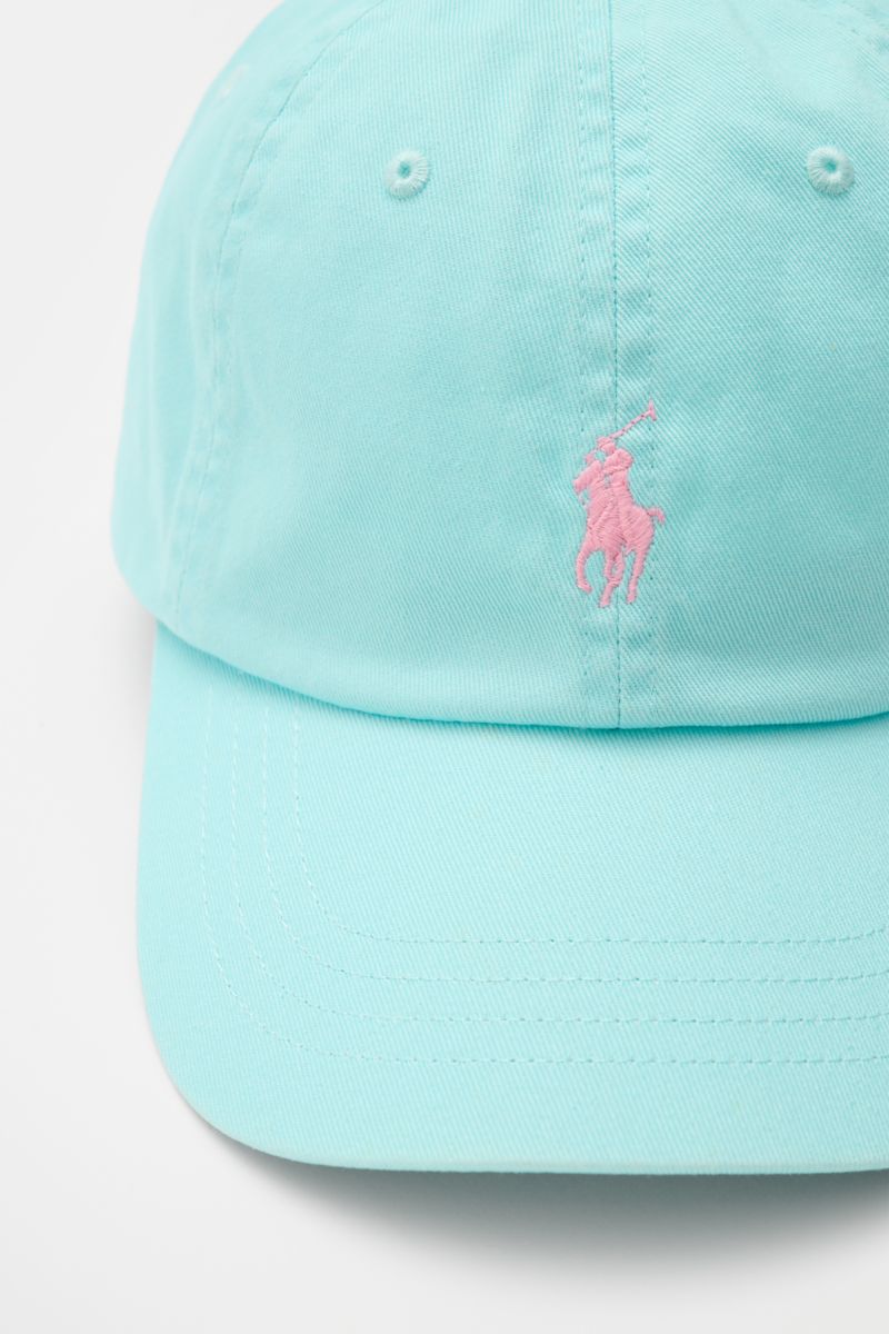 Polo Ralph Lauren Baseball-Cap hellblau shown from a front close-up perspective, featuring light blue pure cotton fabric, classic six-panel design, pink logo stitching on the front, and an adjustable closure. Lässige Looks: Die Baseball-Cap von POLO RA
