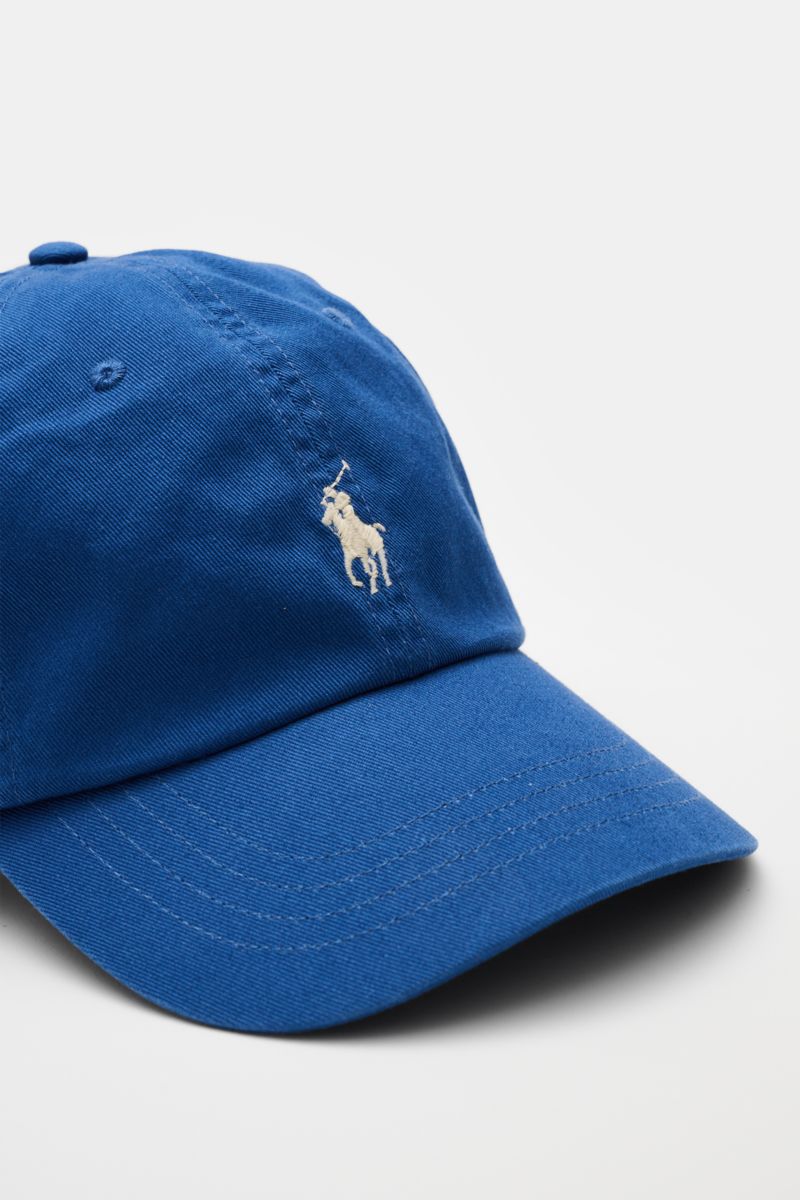 Close-up front-side view of the Polo Ralph Lauren Baseball-Cap dunkelblau, made of pure cotton with classic six-panel design, logo stitching on front, and adjustable closure, perfect for casual sporty looks. Lässige Looks: Die Baseball-Cap von POLO RAL