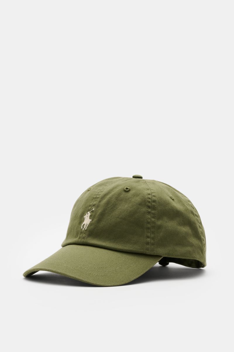 Polo Ralph Lauren Baseball-Cap oliv photographed from a low front-side angle, showing its olive cotton fabric, classic six-panel design, front logo stitching, and adjustable strap; lässige Looks: Die Baseball-Cap von POLO RALPH LAUREN überzeugt als vielse