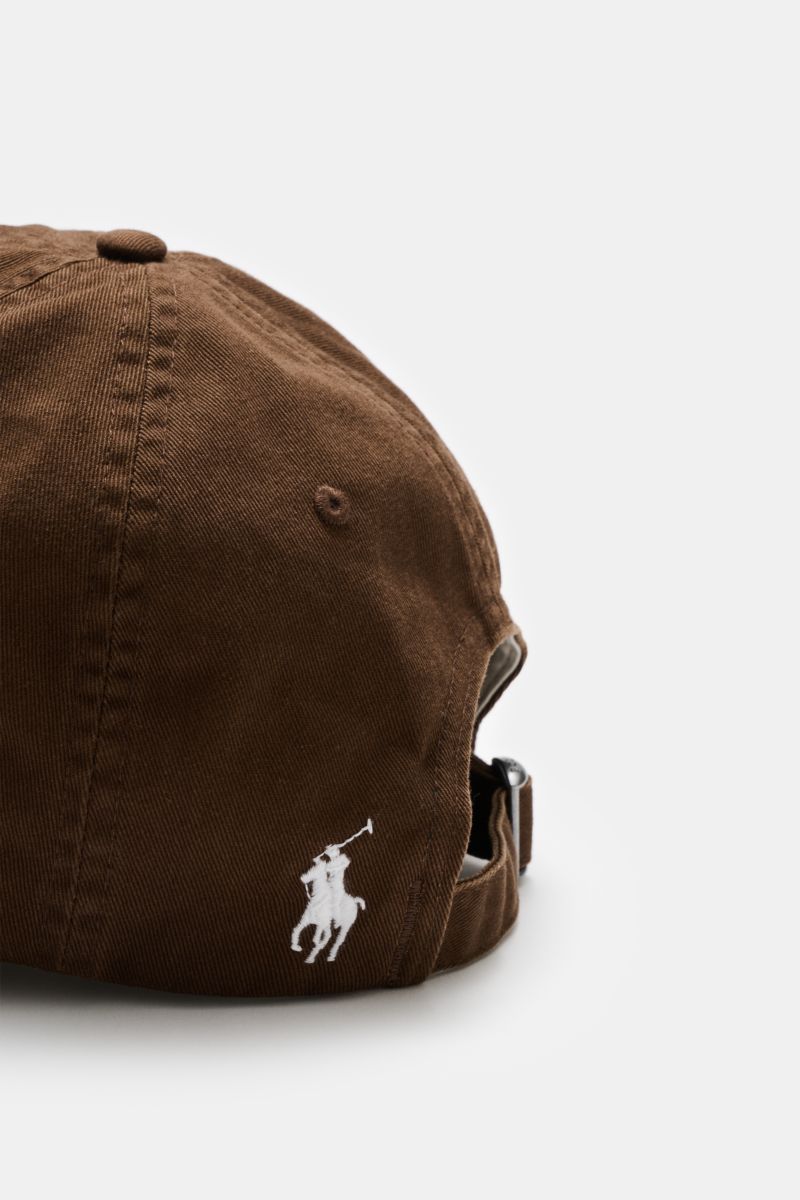 Polo Ralph Lauren Baseball-Cap braun, Nahaufnahme von hinten oben, reine Baumwolle, sechs-Panel-Design, verstellbarer Verschluss, Stitching vorne, maritimer Twist.