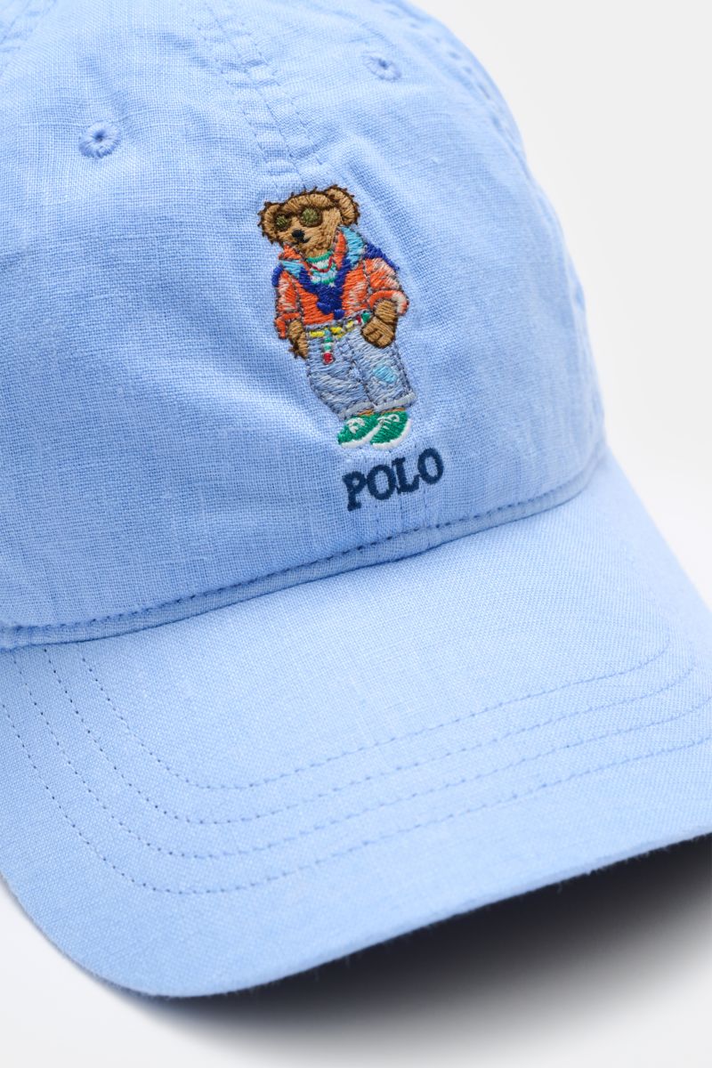 Polo Ralph Lauren Baseball-Cap hellblau aus Baumwolle, sechs Panels, weicher Griff, Polo-Bär-Stitching vorne, leicht gebogener Schirm, Leder-Verschluss, Nahaufnahme schräg von oben.