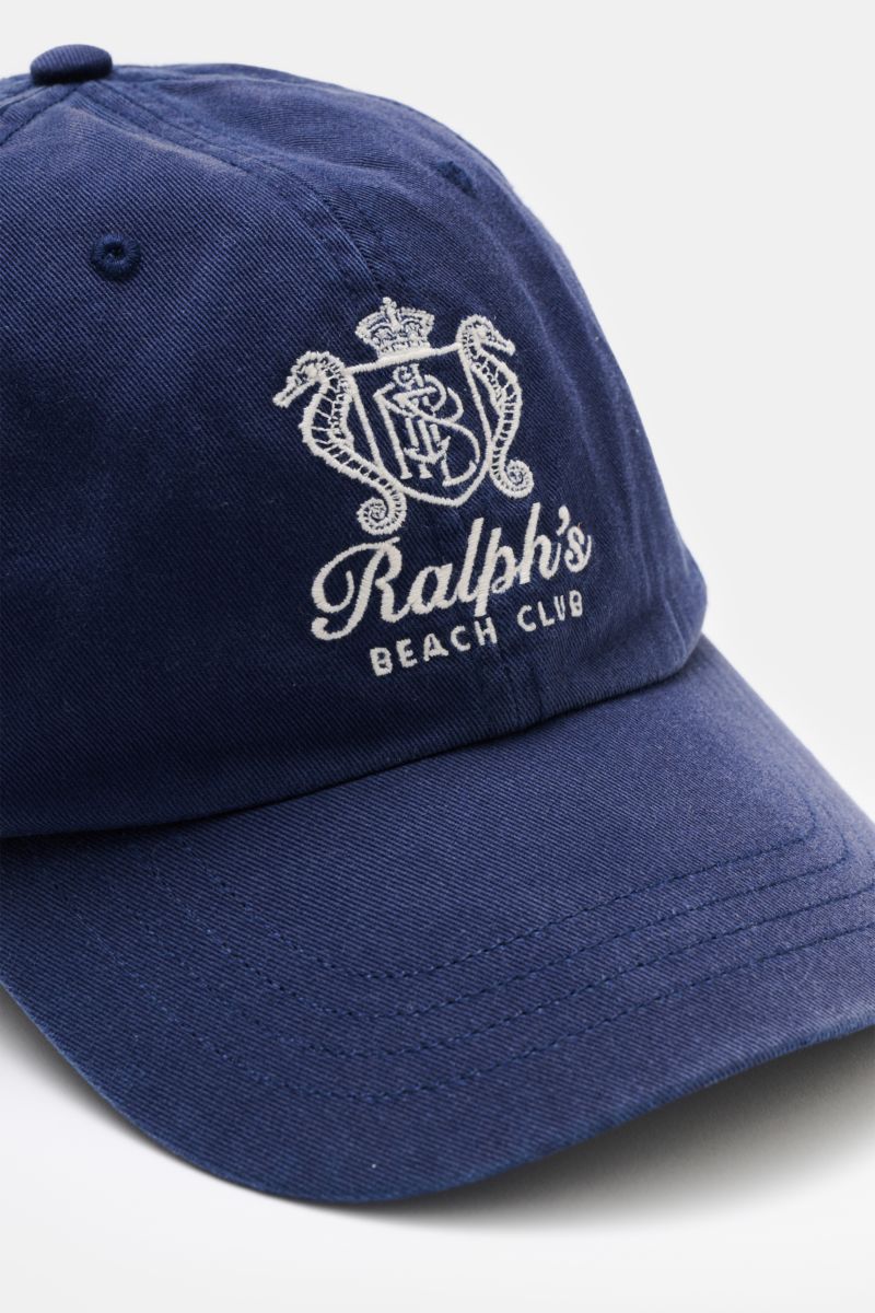 Polo Ralph Lauren Baseball-Cap navy aus reiner Baumwolle, retroeske Six-Panel-Perspektive, leicht gebogener Schirm, weißes Stitching vorne, verstellbarer Verschluss.