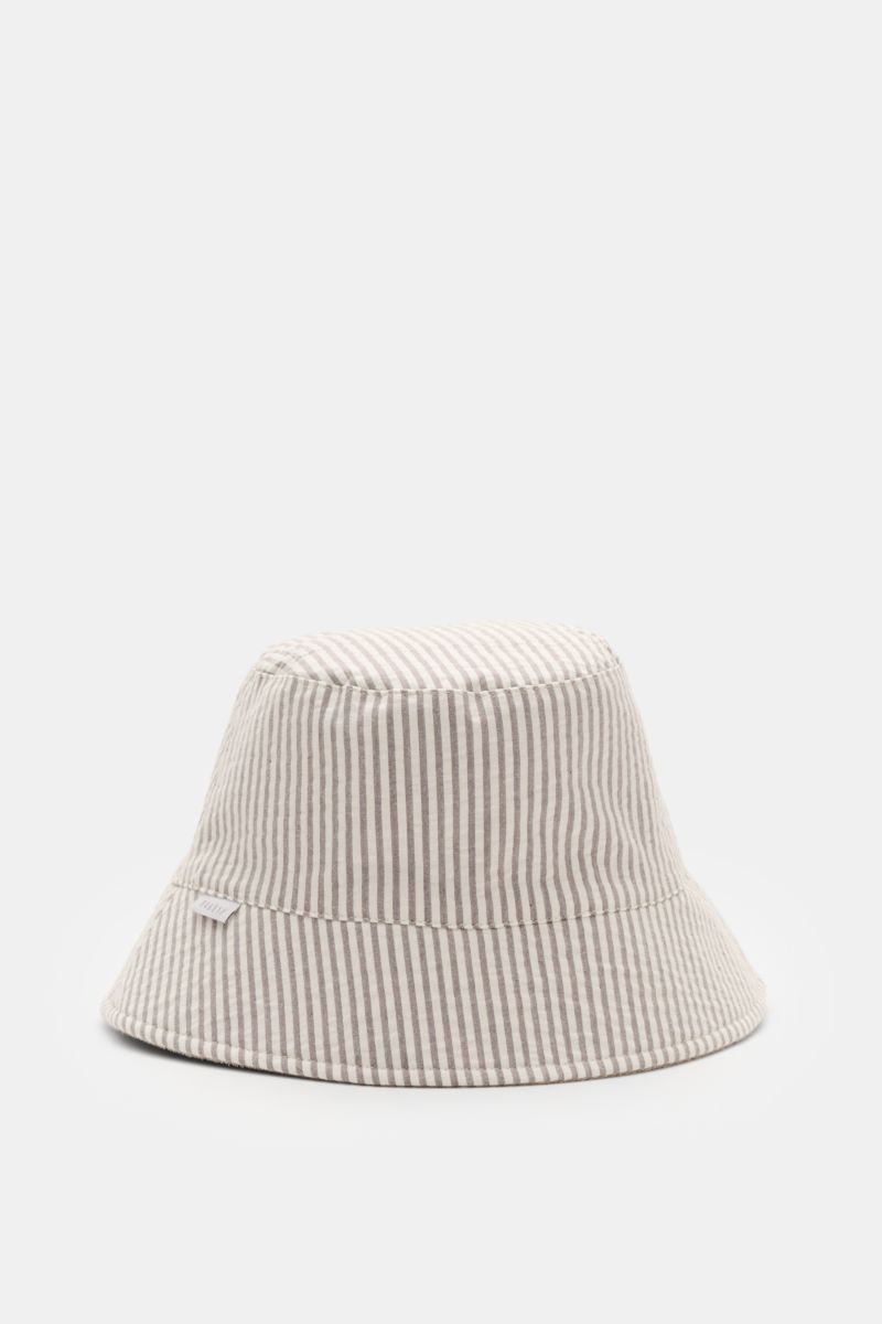 Beige 04651/ A trip in a bag Wende-Frottee Bucket Hat aus elastischer Baumwolle, gestreift, schmale Krempe, weiche Haptik, vorn fotografiert.