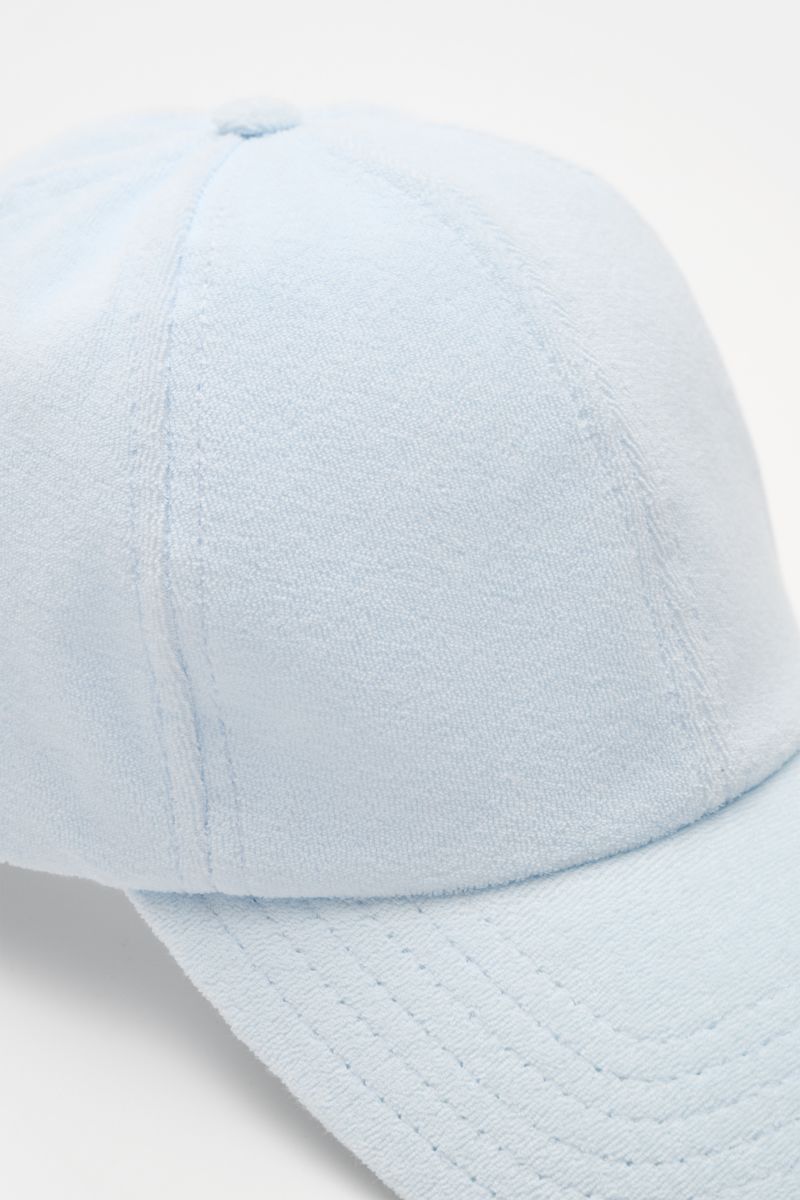 Close-up side view of the 04651/ A trip in a bag Terry baseball cap 'Terry' pastel blue in soft cotton terry with six panels and adjustable closure. Spring awakening: This stylish baseball cap in soft terry by label 04651/ A TRIP IN A BAG offers good prot