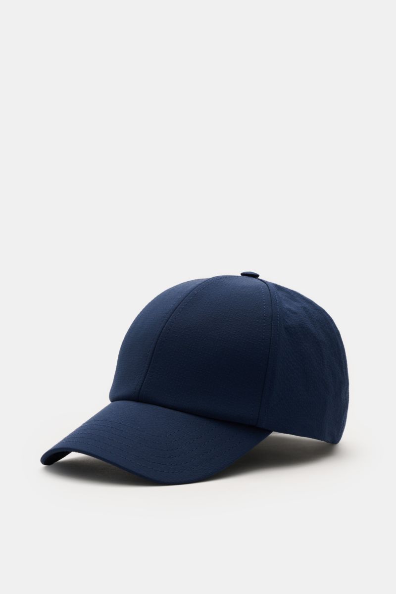 Seitliche Nahaufnahme der 04651/ A trip in a bag Baseball-Cap 'Seersucker' navy mit Seersucker-Struktur, Six-Panel-Stil, verstellbarem Verschluss, leicht griffiger Haptik aus Microfaser und Baumwolle für entspannte Sommerästhetik.