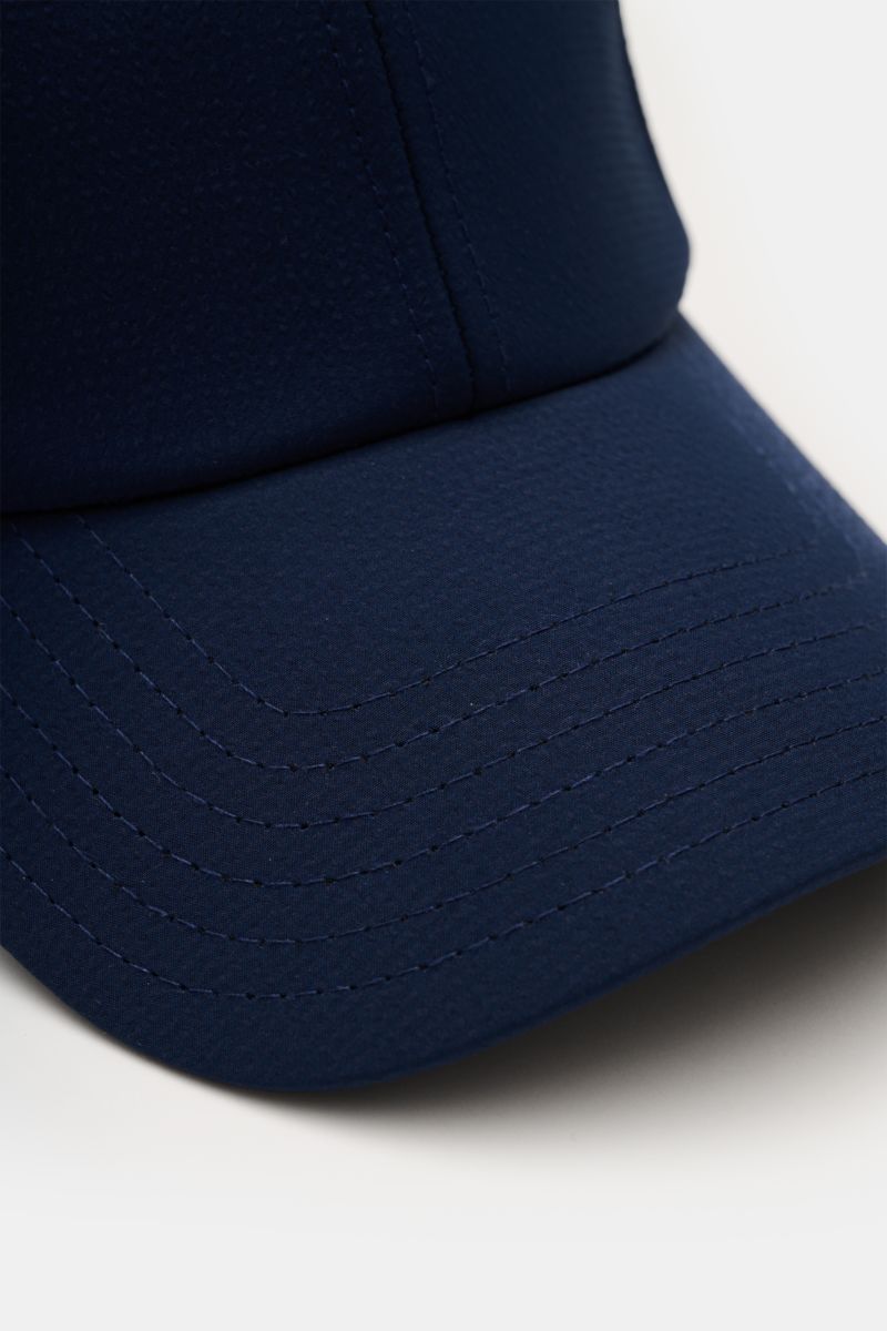 04651/ A trip in a bag Baseball-Cap 'Seersucker' navy aus Microfaser-Baumwolle, Seersucker-Struktur, Six-Panel-Stil, verstellbar, Nahaufnahme von vorne schräg oben.