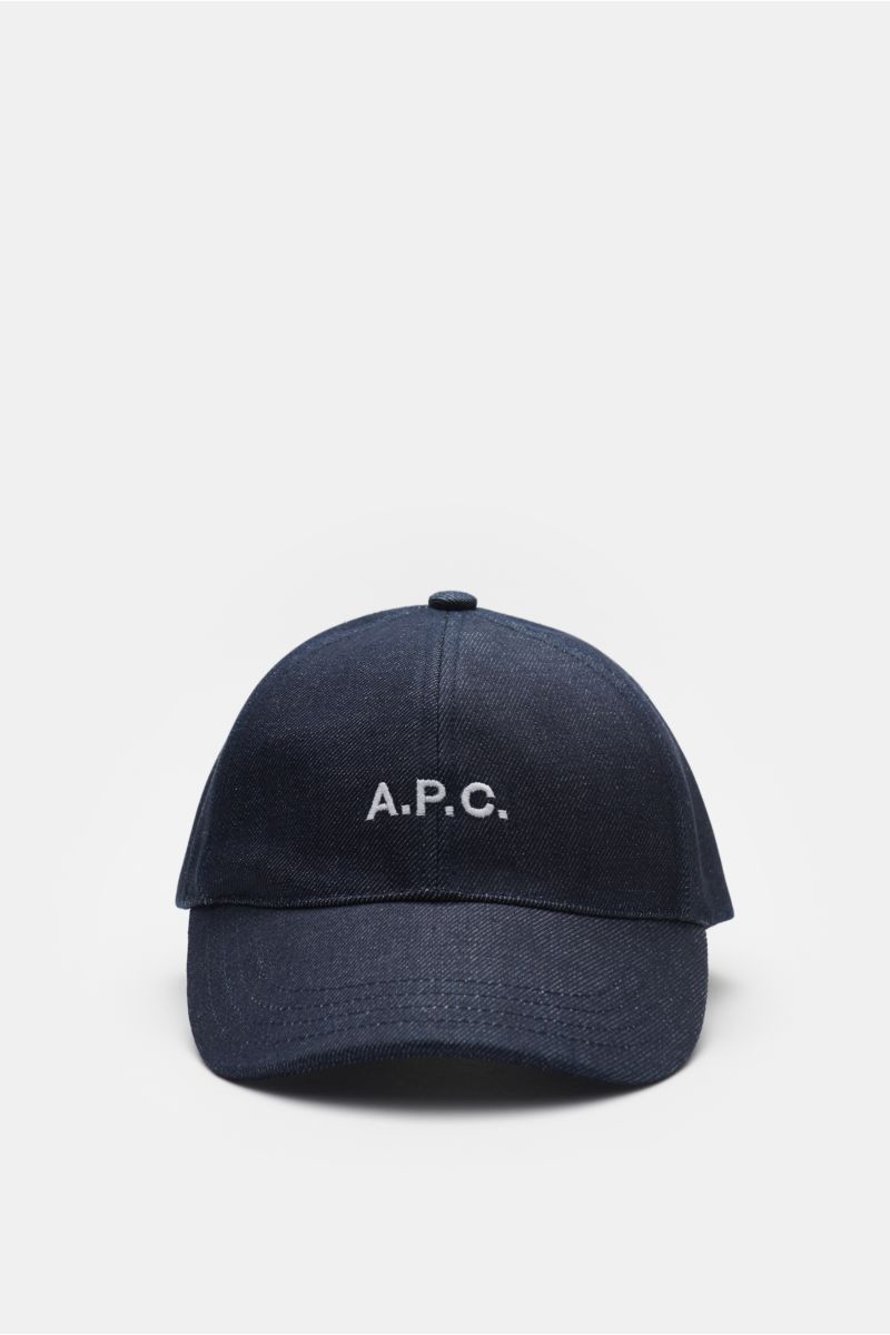 A.P.C. Denim Baseball-Cap 'Charlie' navy shown from the front, made of pure cotton denim with six-panel design, logo stitching, and adjustable closure. Lässiger Urban Style aus Paris: Die Baseball-Cap 'Charlie' aus robustem Denim im für A.P.C. typisch cle