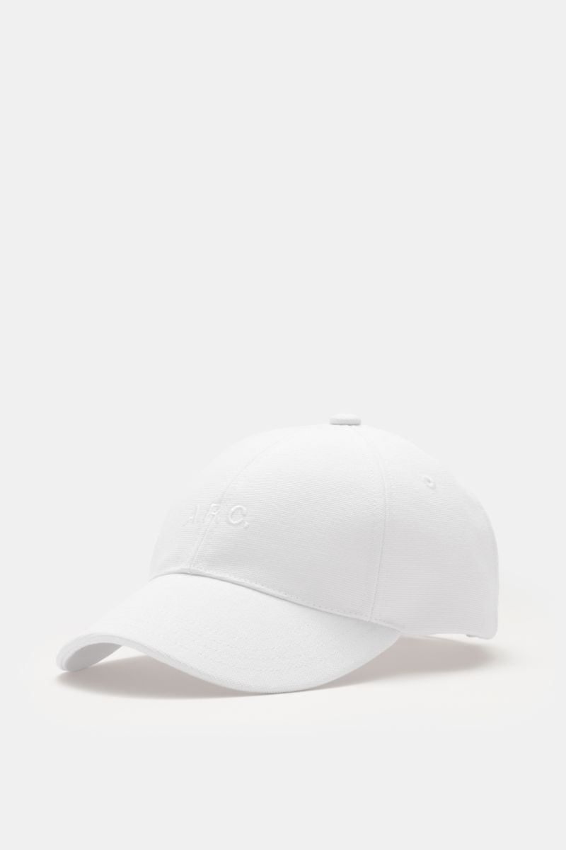 A.P.C. Baseball-Cap 'Charlie' weiß aus robustem Baumwoll-Canvas, Six-Panel-Design mit tonalem Logo-Stitching, verstellbar, seitliche Nahaufnahme.
